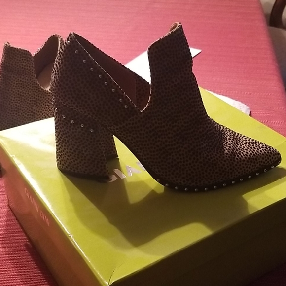 Shoes - Picture 2 of 4